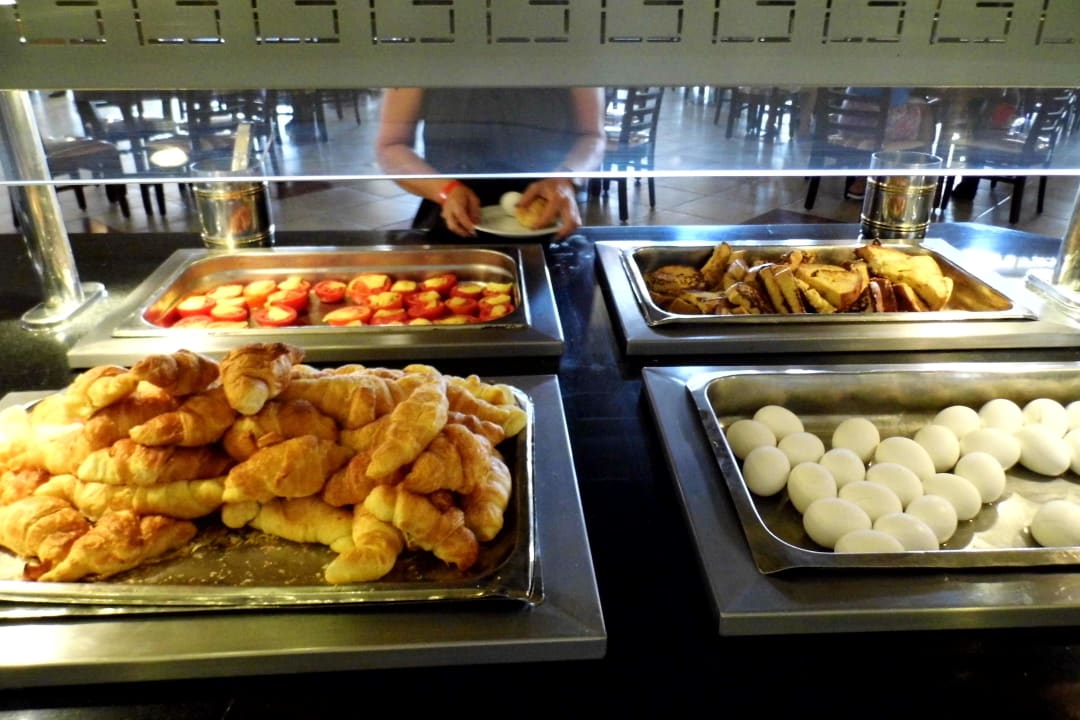 Frühstück im Castello - Warme Croissants und Eier Pickalbatros Dana Beach Resort - Hurghada