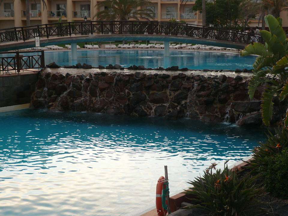 Teilung der Pools durch einen Wasserfall SBH Costa Calma Beach Resort