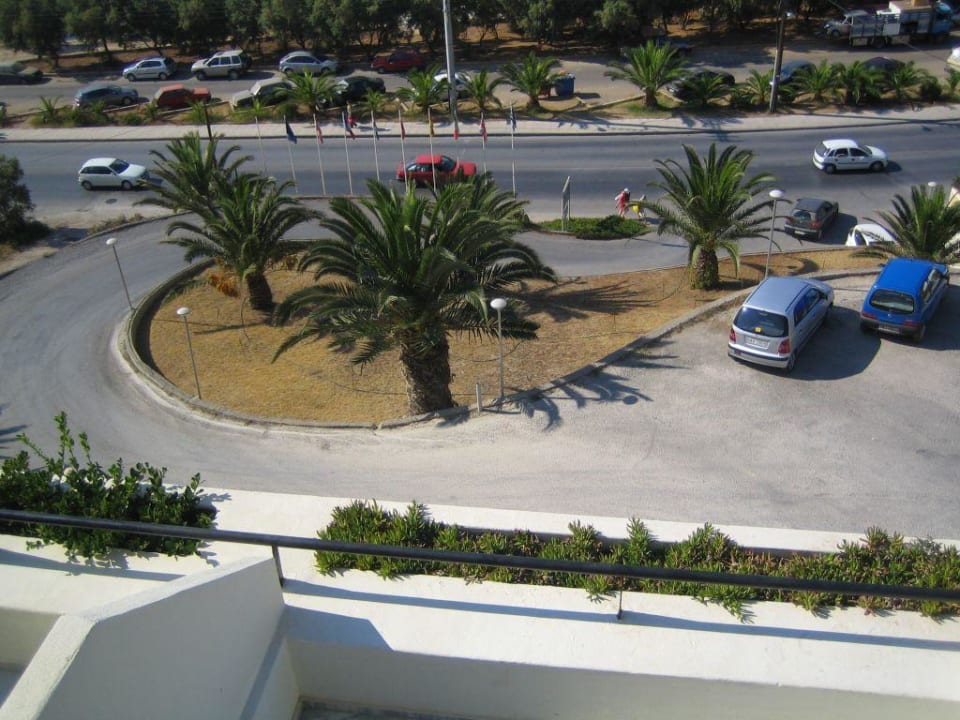 Blick von der Hotelbar auf die Hotelzufahrt Hotel Macaris Suites & Spa