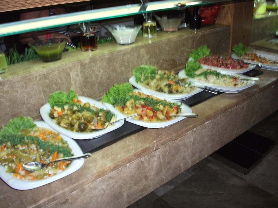 Kaltes Buffet mit Salaten Saturn Palace Resort Hotel