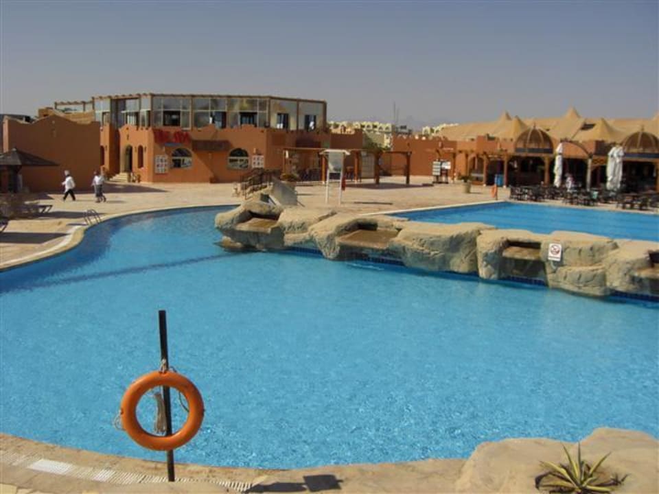 Pool am Hauptrestaurant SUNRISE Royal Makadi Resort