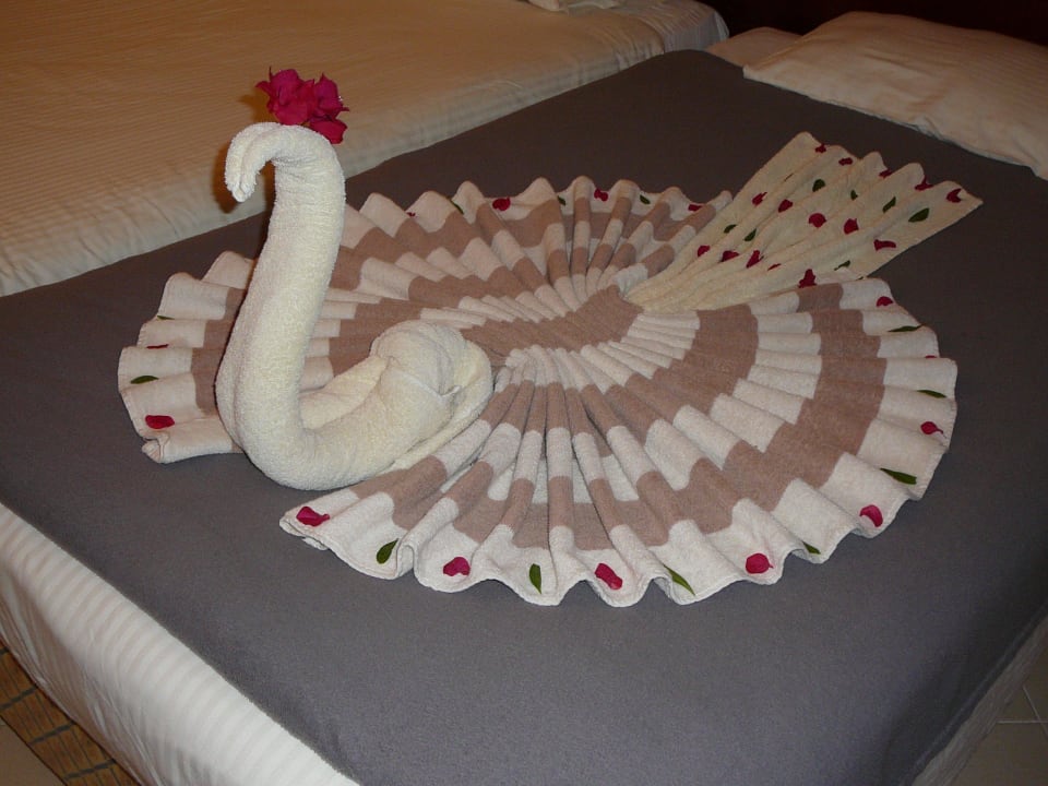 Ein Schwan auf dem Bett Pickalbatros Dana Beach Resort - Hurghada