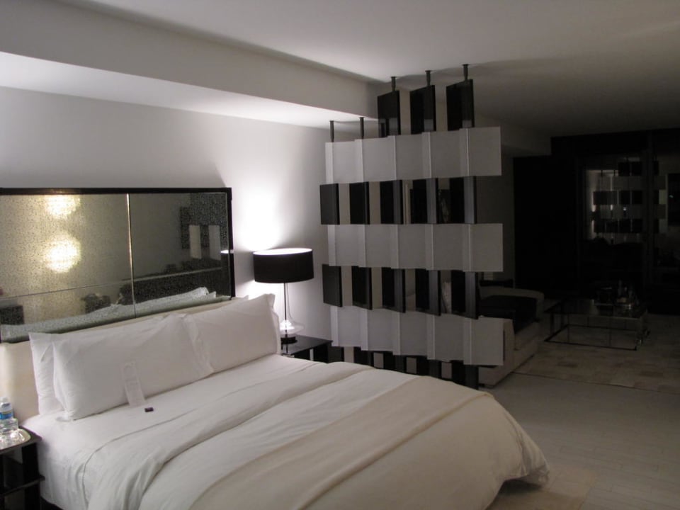 Schönes weiches Bett in einem Studio Zimmer W South Beach