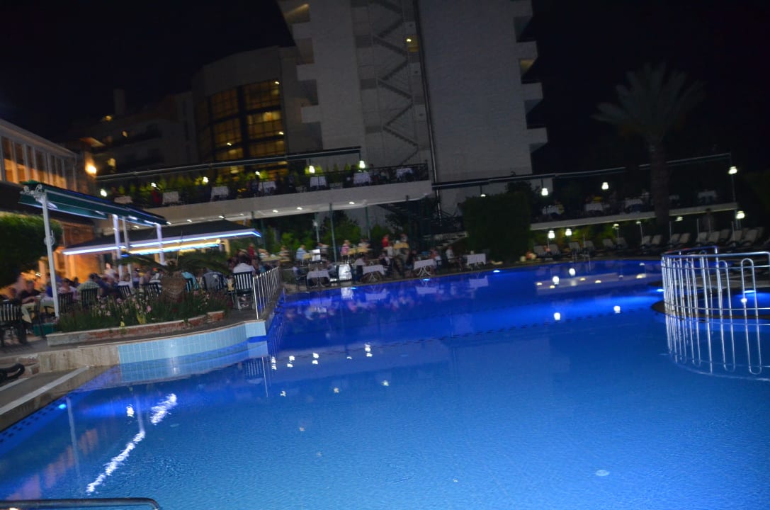 Pool bei Nacht Hotel Gardenia Beach