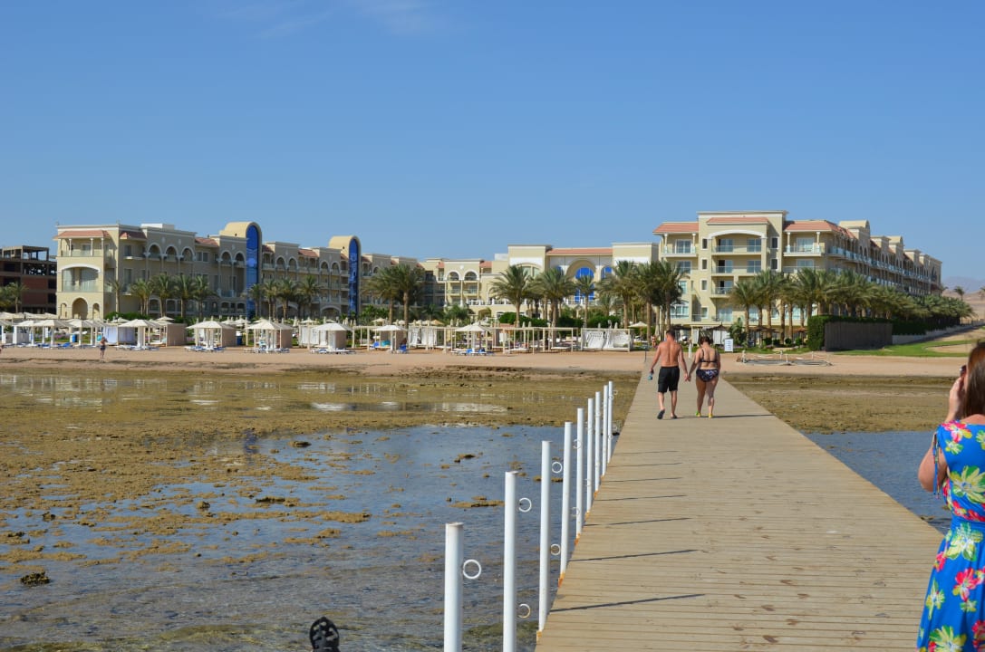 Strandabschnitt mit Steg im Hintergrund das Hotel Premier Le Reve Hotel & Spa