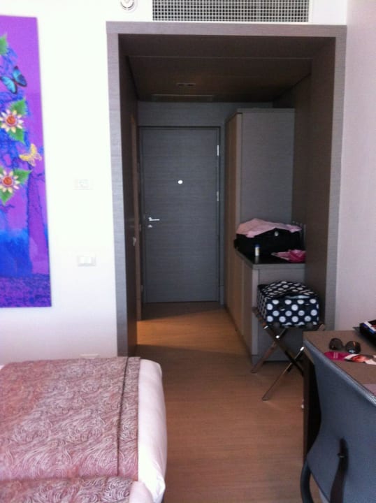 Genug Platz und ein Kleiderschrank mit Licht Hotel Crowne Plaza Verona Fiera