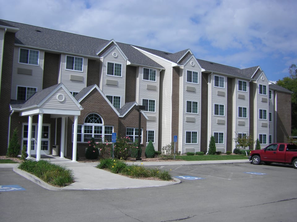 Auf dem Parkplatz vor dem Hotel Hotel Microtel Inn and Suites Bath, NY