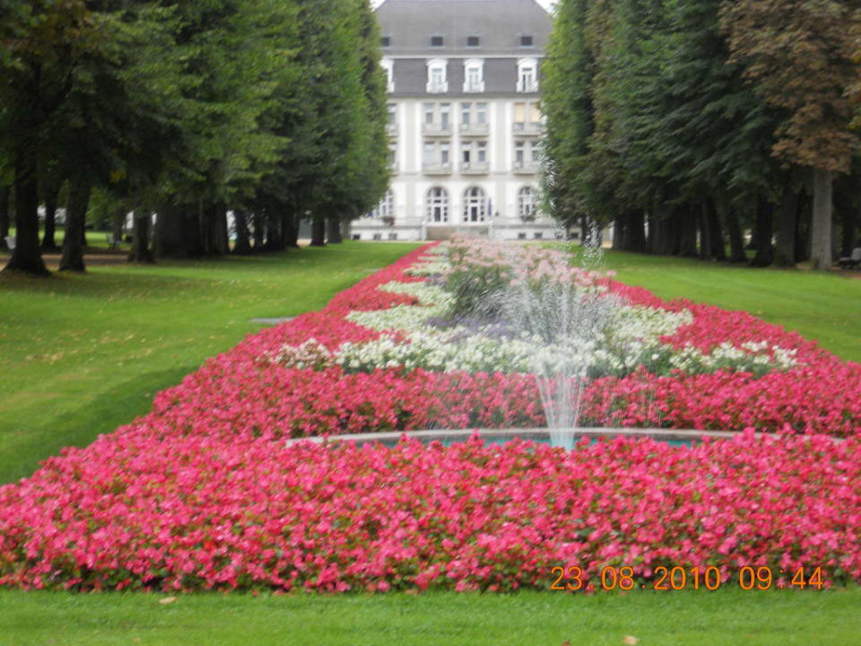 Blick vom Kurpark zum Hotel Steigenberger Hotel & Spa Bad Pyrmont