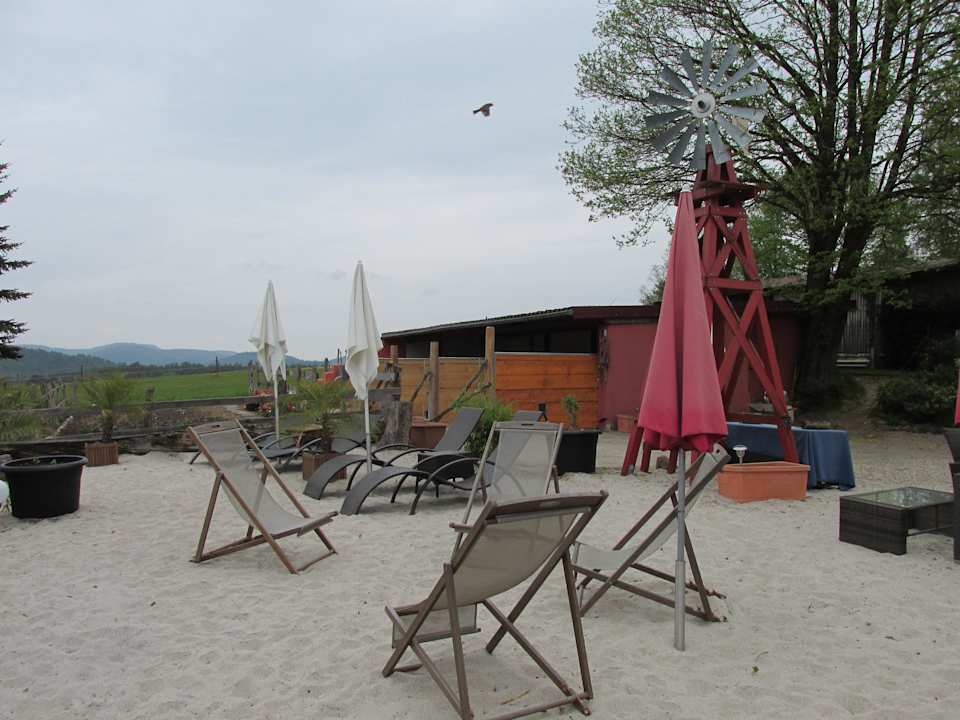 "Strand" der Gartenanlage Country Hotel Garni & Guesthouse Longhorn Ranch