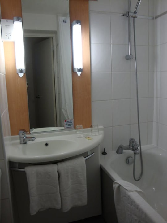 Bad im Zimmer 222 Ibis London Heathrow Airport