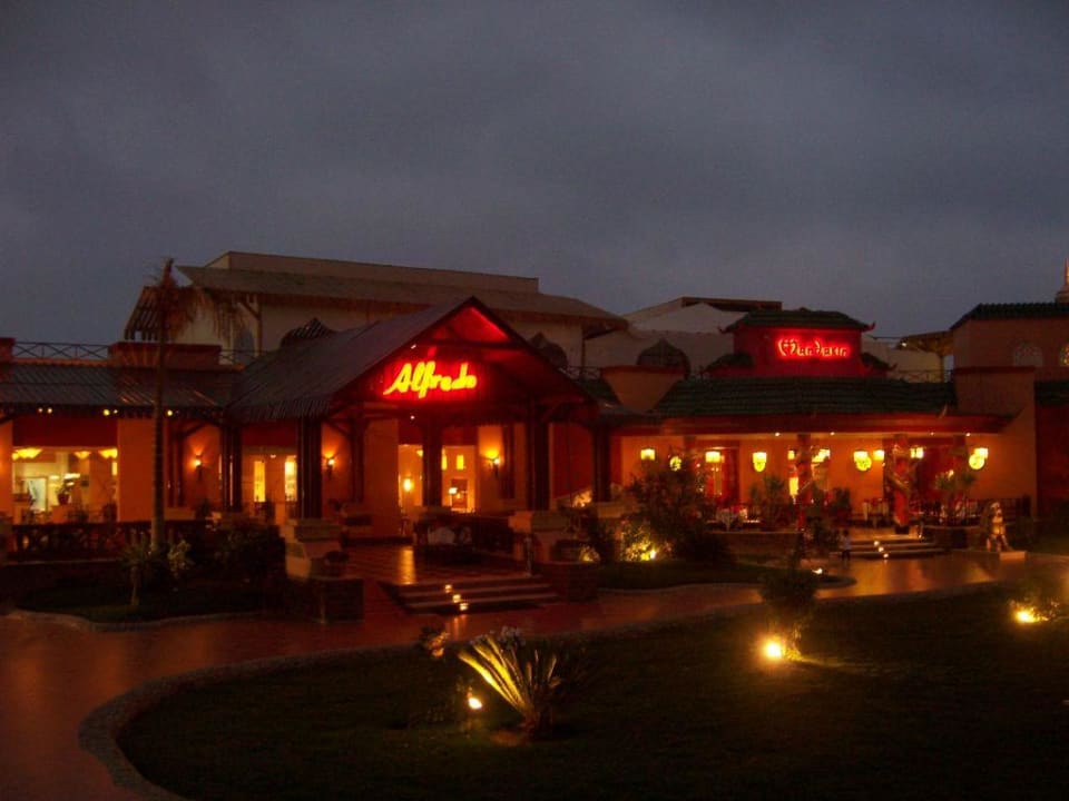 Italiener und Chinese am Abend Pickalbatros Aqua Park Resort - Hurghada