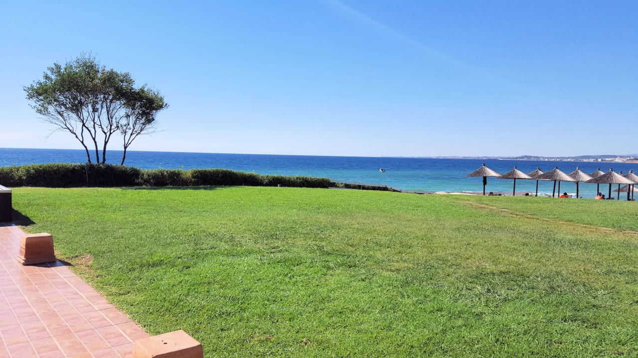 Wiese am oberen Strand Istion Club & Spa