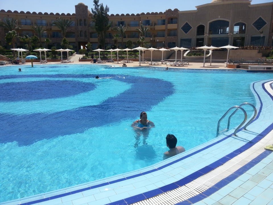 Großer Pool mit Poolbar Utopia Beach Club