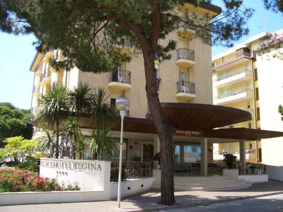 Aussenansicht Eingangsbereich Palace Hotel Regina