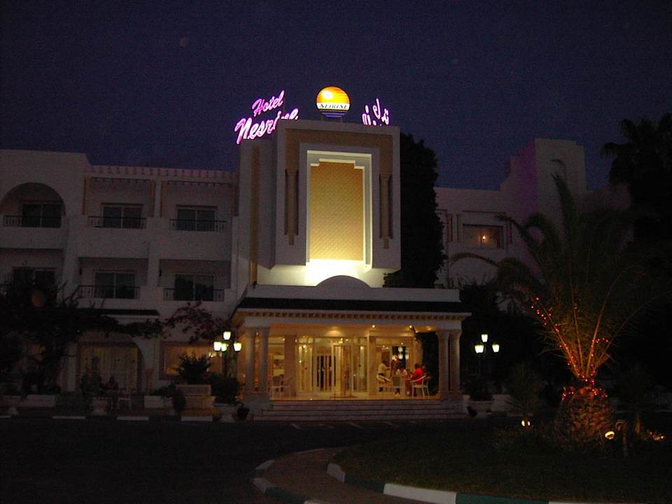Hoteleingang bei Nacht Hotel Nesrine