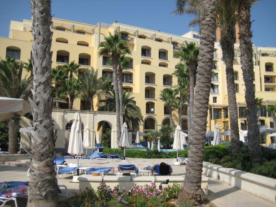 Blick vom Poolbereich auf das Hotel Hilton Malta