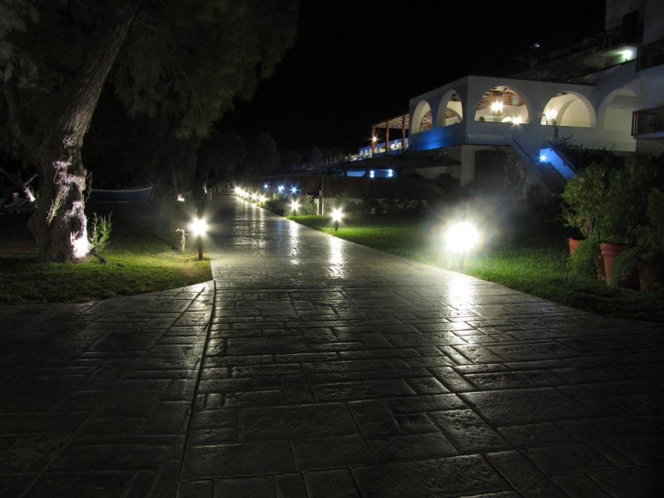 Weg am Hotel entlang TUI BLUE Oceanis Beach and Spa Resort