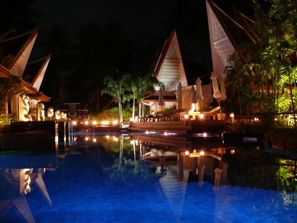 Poolanlage bei Nacht Santhiya Tree Koh Chang Resort