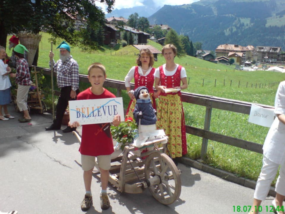 Dorfsonntag 2010/Bellevue Team Hotel Bellevue - Traditonal Swiss Hideaway