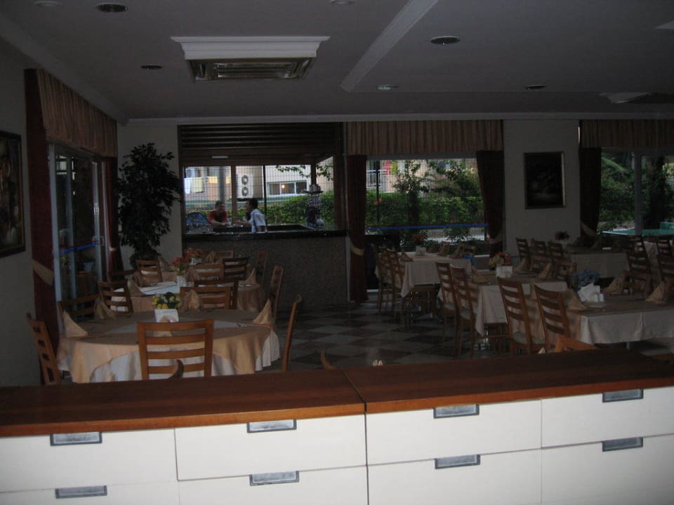 Speisesaal innen mit Durchreiche zur Bar Fame Beach Hotel