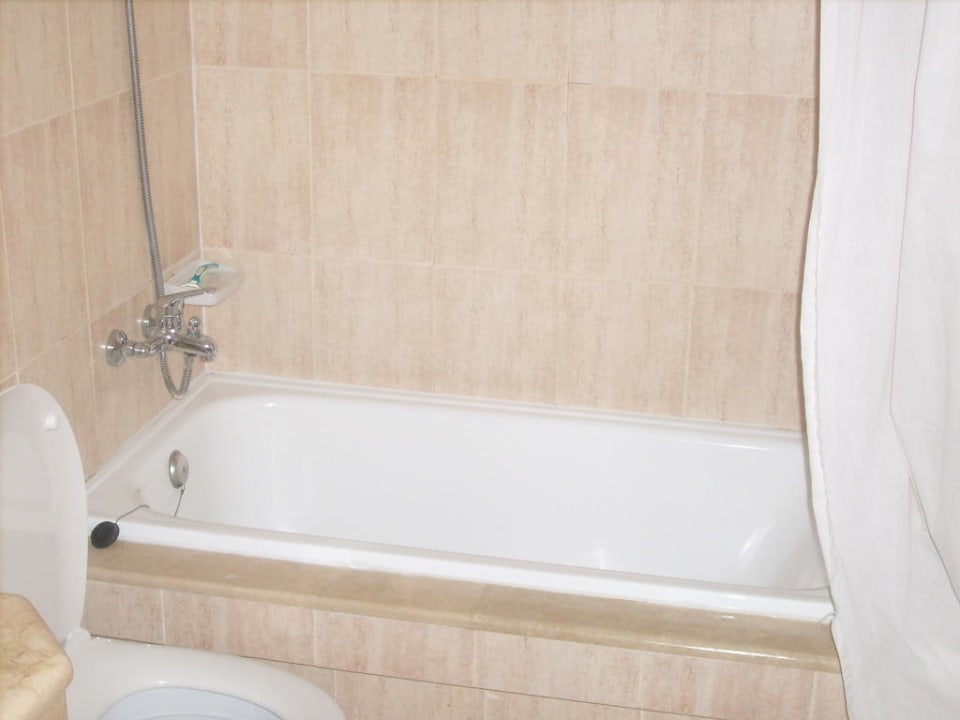 Badewanne im Badezimmer BQ Belvedere Hotel