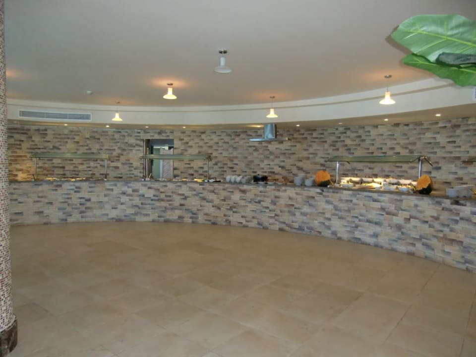 Übersichtliches Buffet Coral Sun Beach