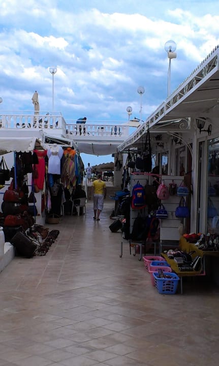 Kleine Geschäftspassage Richtung Strand Samira Club