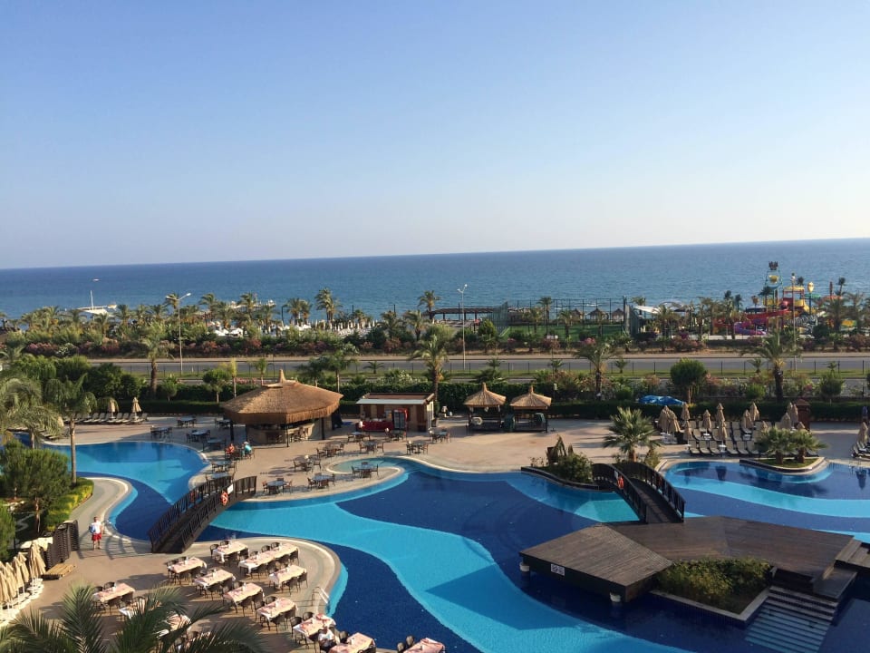 Ausblick vom Zimmer auf den Pool Long Beach Alanya