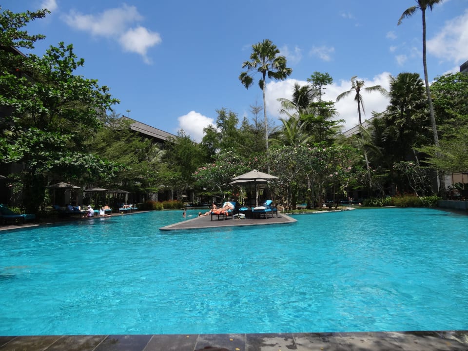 Blick von unserer Liege auf den Pool Courtyard by Marriott Bali Nusa Dua