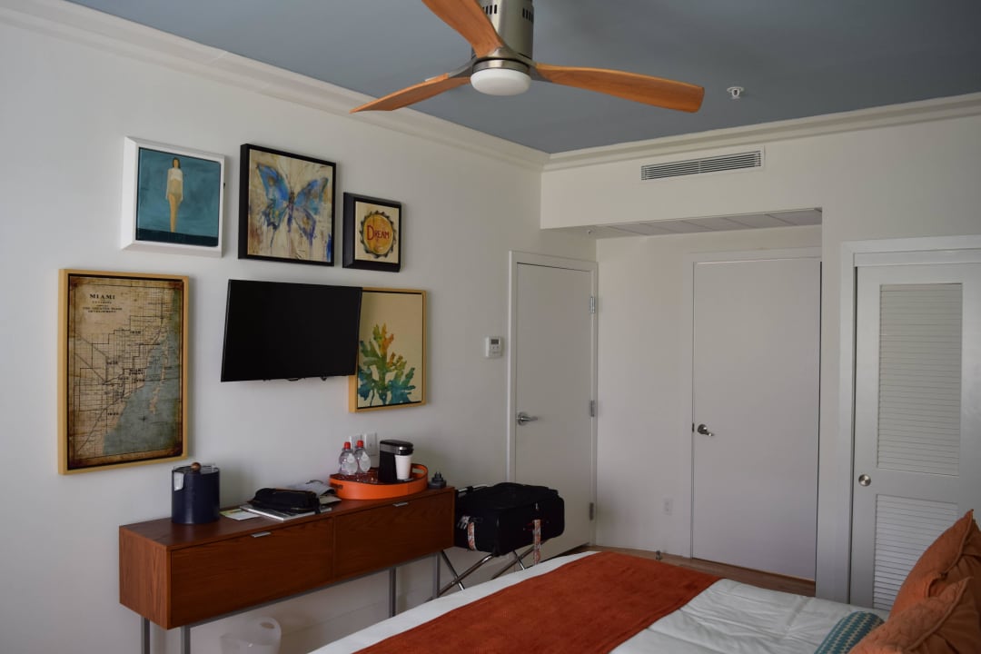 TV Mini Bar Circa 39 Hotel Miami