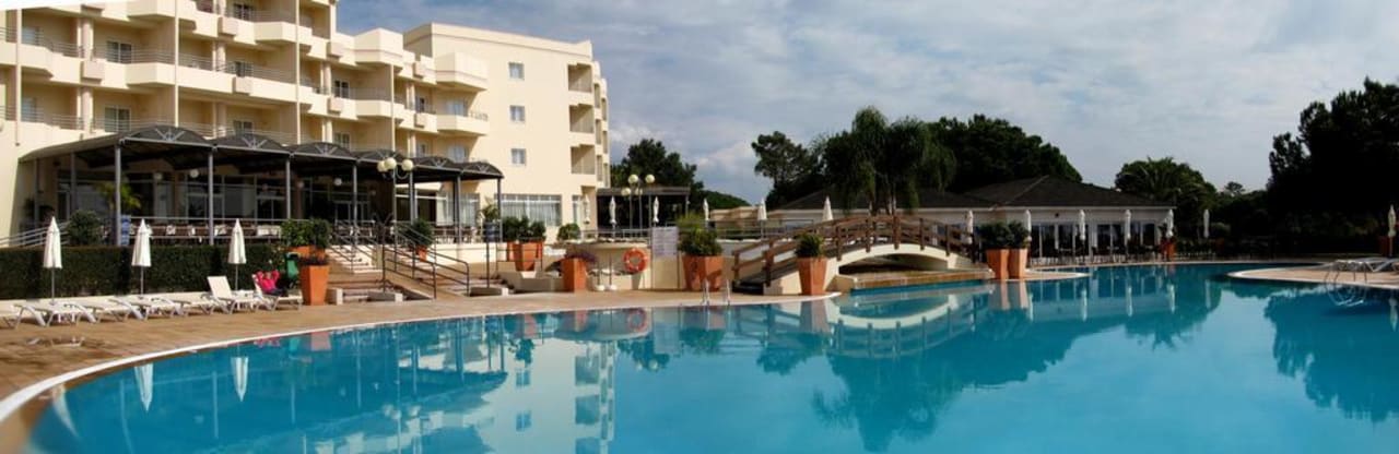 Erholung am Pool PortoBay Falésia