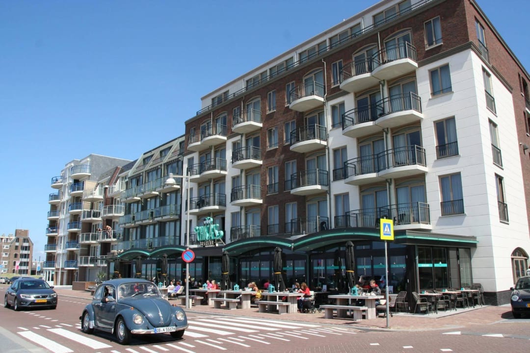 "Frontansicht zur Meerseit..." Strandhotel Golfzang (Egmond aan Zee
