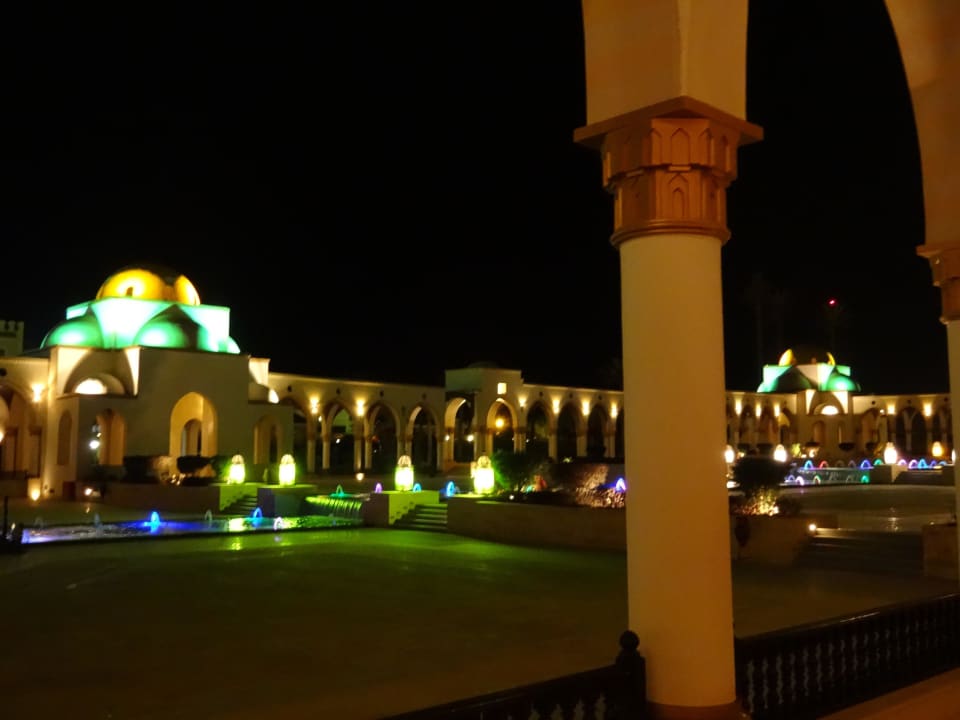 Plazza neben dem Hotel bei Nacht  Old Palace Resort