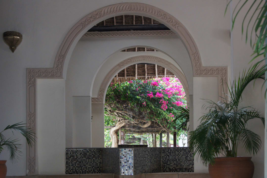 Blick vom Eingang in den Garten Neptune Village Beach Resort & Spa