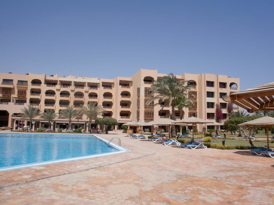 Pool mit Teile des Hotels Continental Hotel Hurghada