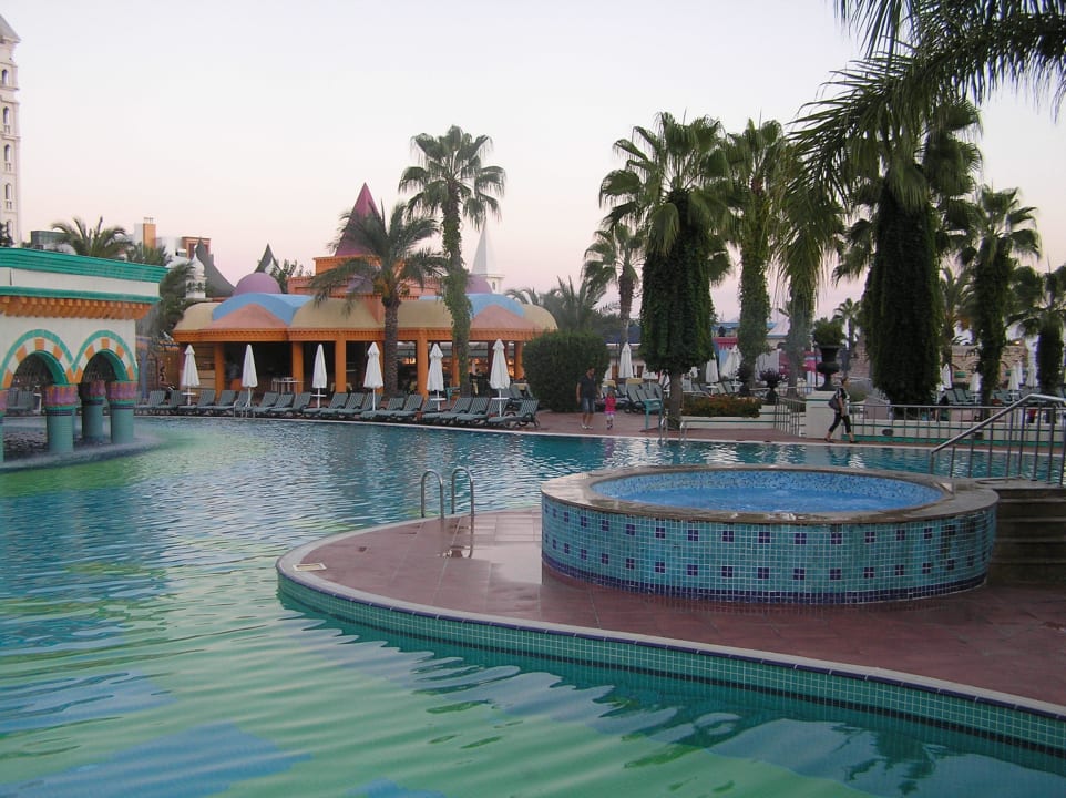 Pool Kamelya Aishen Club