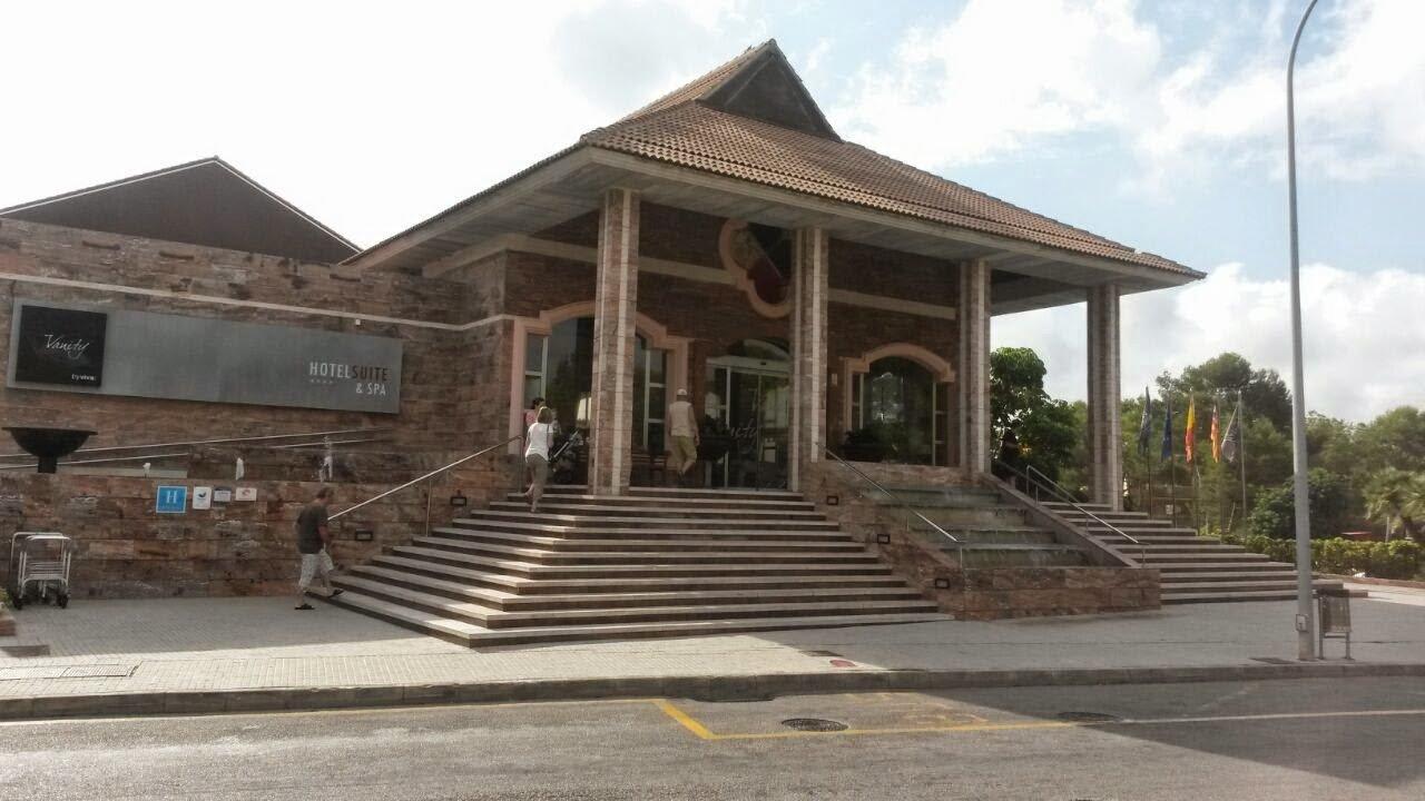 Vor dem Hotel VIVA Cala Mesquida Suites & Spa 16+