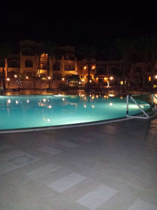 Bei Abend am Pool Jaz Solaya