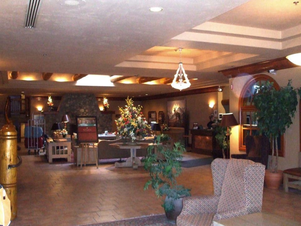 Schönes Eingangsbereich Hotel Banff Caribou Lodge and Spa