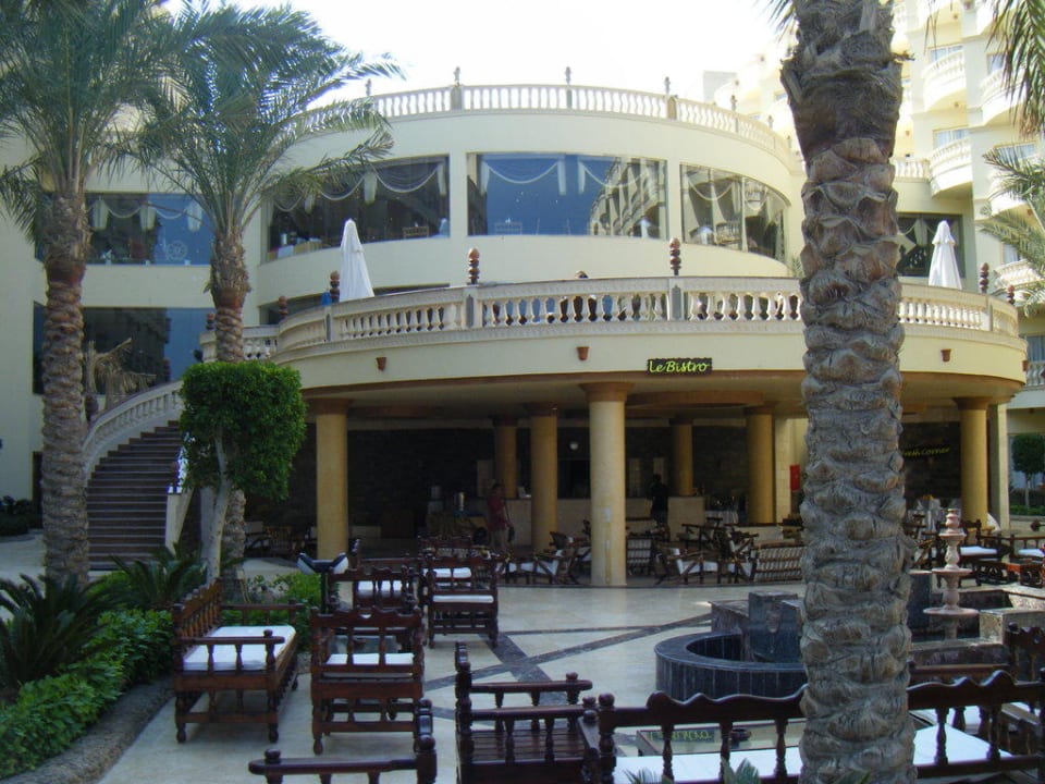 Blick auf die Poolbar und das Restaurant oben Riviera Aqua Park Resort