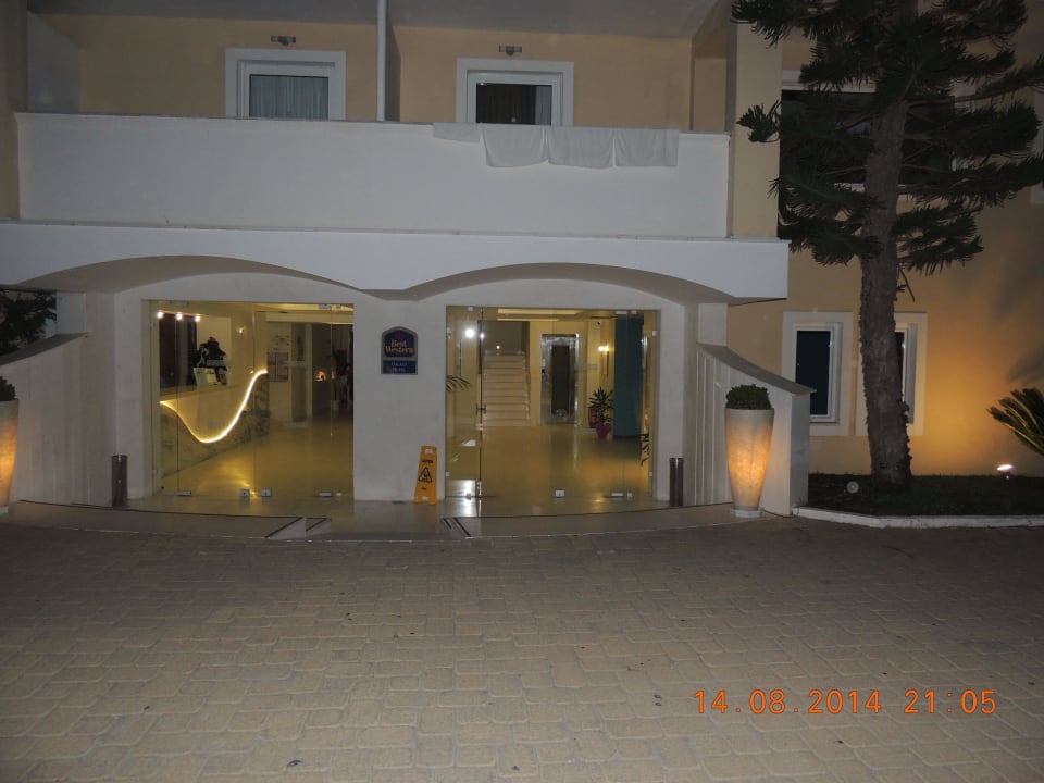 Eingang zum Hotel Galaxy Beach Resort - BW Premier Collection