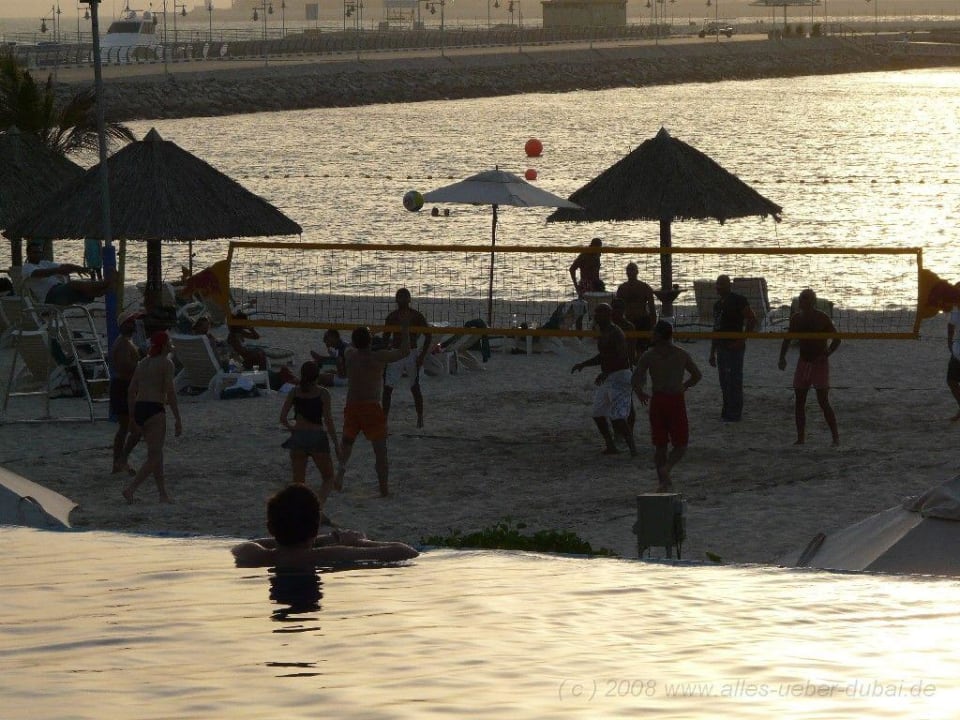Abendstimmung  - Badespaß mit Blick auf den Strand Le Meridien Mina Seyahi Beach Resort & Waterpark