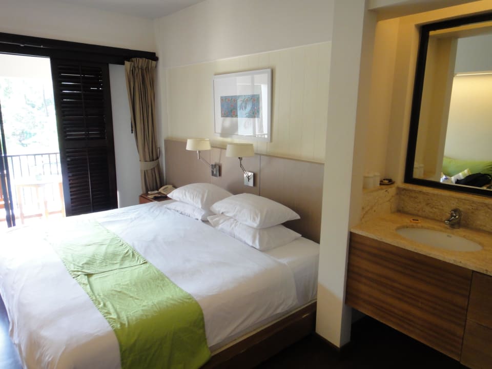 Bett mit angrenzendem Waschtisch DoubleTree by Hilton Phuket Banthai Resort