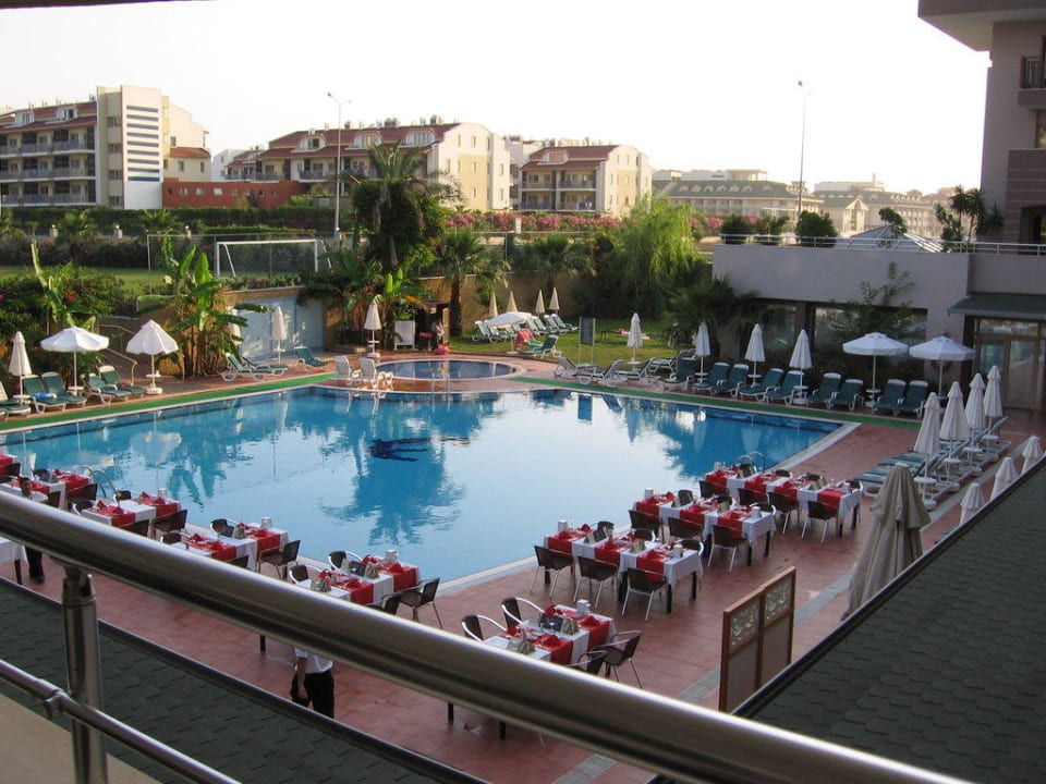 Tagsüber Ruhepool abends A la carte Restaurant Hane Family Resort