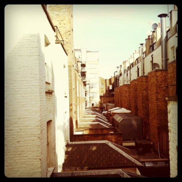 Innenhof vom Zimmer aus Abbey Court Hotel