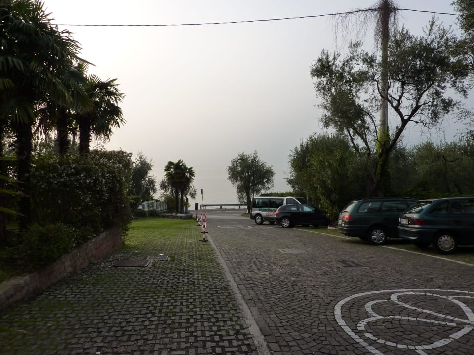 Blick vom Haupthaus zum unteren Parkplatz und See Hotel Internazionale