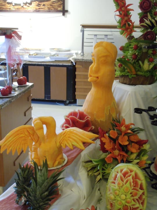 Liebevoll dekoriertes Buffet Le Jardin Resort