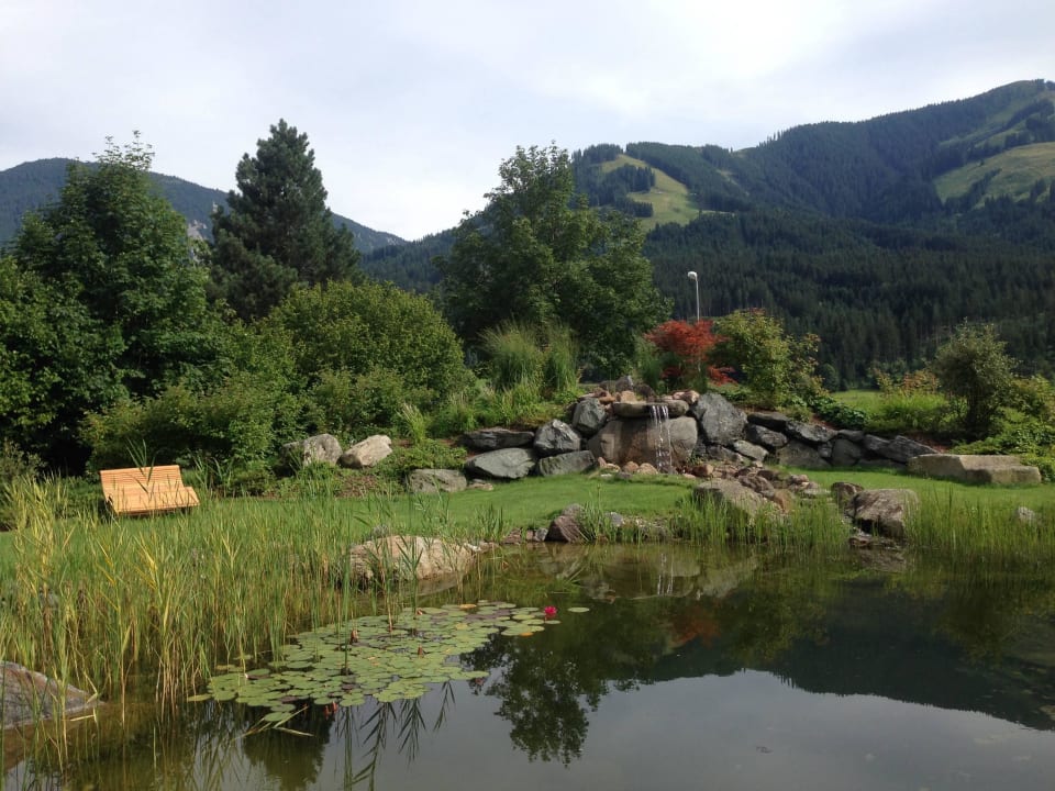 Relaxing in the garden Hubertus Hotel & Apartments
