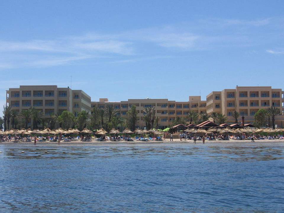 Hotelanlage vom Meer aus  Hotel Rosa Beach