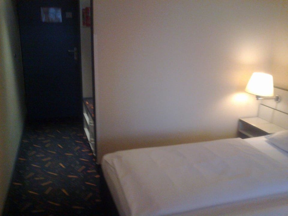 Zimmer vom Fenster aus H+ Hotel Köln Brühl